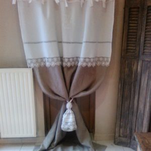 Rideau en linge ancien monogramme dentelle et toile de lin + embrasse