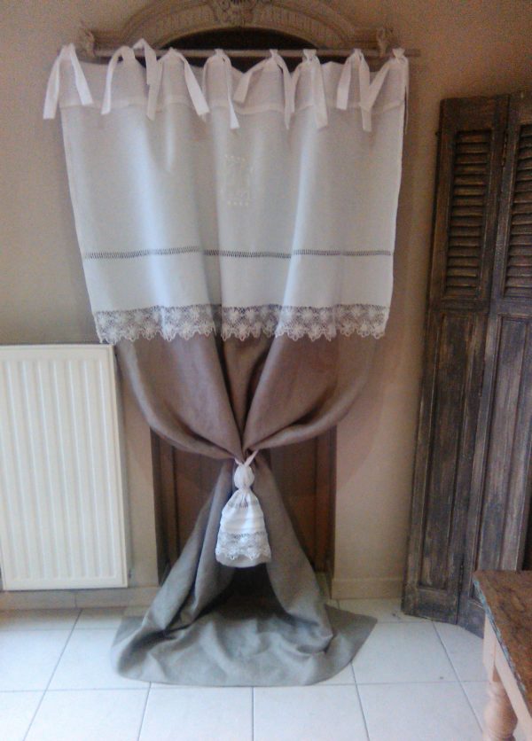 Rideau en linge ancien monogramme dentelle et toile de lin + embrasse
