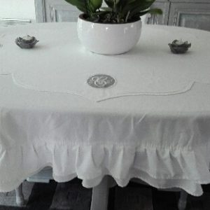Sur nappe feston et médaillon