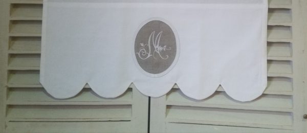 Cantonnière feston, monogramme en médaillon