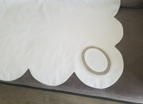 Dessus de canapé feston, monogramme en médaillon – Image 3