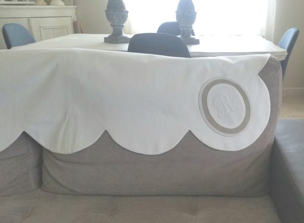 Dessus de canapé feston, monogramme en médaillon