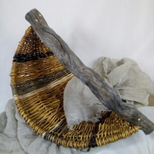 Panier "Gondole" en saule sauvage et osier blanc avec anse en bois flotté